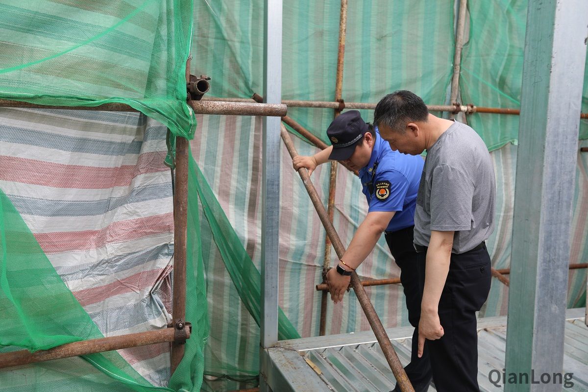 6月19日，新街口玉桃园社区居民发现一处新生楼顶违法建设，社区吹哨，新街口城管执法队第一时间到场，施工人员拒不开门接受检查，派出所到场后，开展对该处违建的取证拆除，认定后将启动快拆机制，当天进行拆除复原。图为新街口街道城管执法队队员向居民介绍违建的安全隐患。