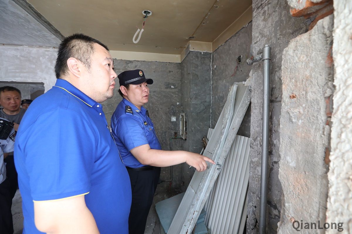 6月19日，新街口玉桃园社区居民发现一处新生楼顶违法建设，社区吹哨，新街口城管执法队第一时间到场，施工人员拒不开门接受检查，派出所到场后，开展对该处违建的取证拆除，认定后将启动快拆机制，当天进行拆除复原。图为新街口街道城管执法队队员和燃气公司工作人员检查燃气管线，做好拆除准备。