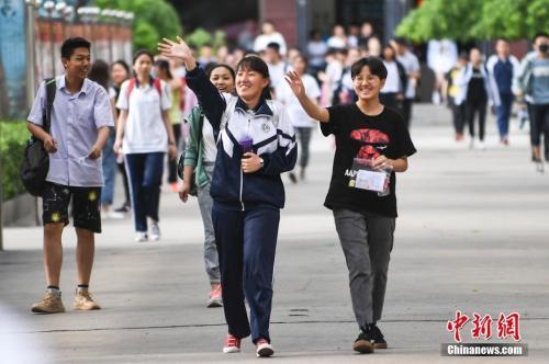 资料图:6月8日,山西太原成成中学考点,走出考场的考生露出灿烂笑容。<a target='_blank' href='http://www.chinanews.com/'>中新社</a>记者 武俊杰 摄 资料图:6月8日,山西太原成成中学考点,走出考场的考生露出灿烂笑容。<a target='_blank' href='http://www.chinanews.com/'>中新社</a>记者 武俊杰 摄