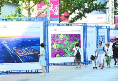 为迎接第29个全国“土地日”，献礼中华人民共和国70周年华诞，第三届“守望绿水青山——自然资源，生态支撑”摄影展日前在王府井步行街开展，展览精选120幅（组）作品，内容涉及雄安新区建设、耕地保护、北戴河近岸海域环境整治、国土绿化行动以及自然风光等。