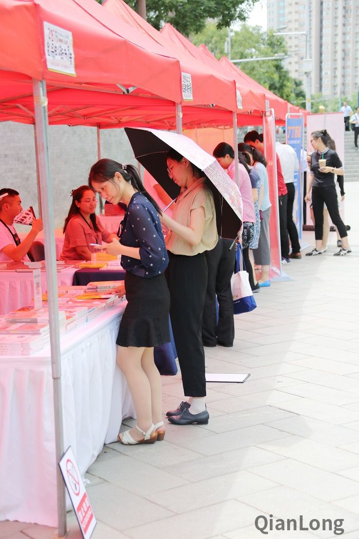 历时3天的金融街读书嘉年华活动隆重启幕，除了27日的书展启动仪式和阅读文化讲座外，6月28日和29日两天，在金融街都城隍庙广场还要举办的图书展销、文创优惠，图书3-7折，以及传统文化体验活动。图为展卖现场。6
