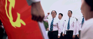 铁路“蜘蛛侠”献上深情告白
