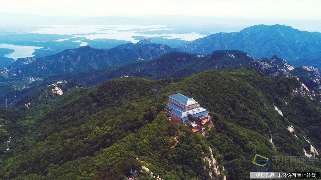 云蒙山自然资源丰富，森林植被茂密，因其山势雄伟、峡谷险峻、怪石奇特、自然风光秀丽，素有“北方小黄山”之美誉。