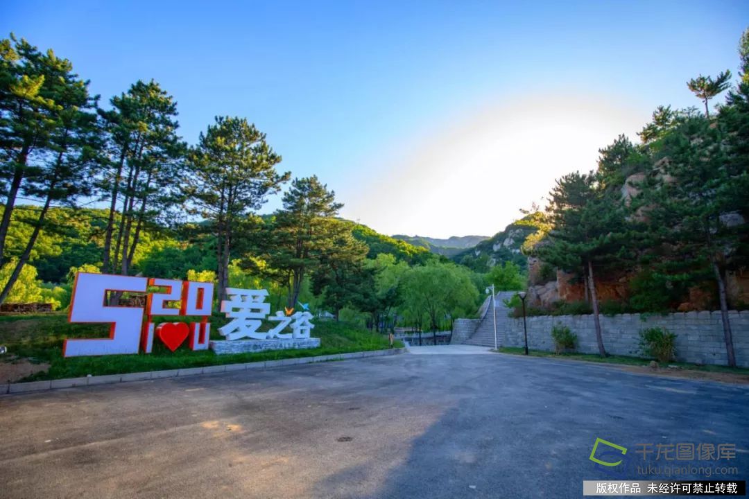 云蒙山森林资源丰富，植被覆盖率达95%以上，负氧离子含量高于城区40倍。景区内的气温一般比山下平原地区低6-7℃，空气湿度与通风条件良好。夏季气温维持在20-24℃之间，山巅森林中的丛林穿越项目以及情意浓浓的星月湖更是人们亲近自然的的理想之所。