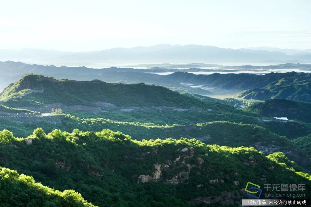 云蒙山森林资源丰富，植被覆盖率达95%以上，负氧离子含量高于城区40倍。景区内的气温一般比山下平原地区低6-7℃，空气湿度与通风条件良好。夏季气温维持在20-24℃之间，山巅森林中的丛林穿越项目以及情意浓浓的星月湖更是人们亲近自然的的理想之所。