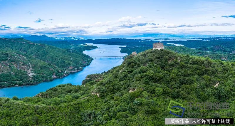 云蒙山山势险峻，修建于明万历四十年（1612年）和北齐天保6年（555年）的长城沿山脊起伏，蜿蜒交错连绵近百公里，远远望去，垛口与山峦形成一幅壮美的画卷。