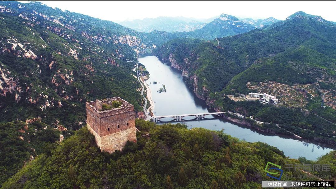 云蒙山山势险峻，修建于明万历四十年（1612年）和北齐天保6年（555年）的长城沿山脊起伏，蜿蜒交错连绵近百公里，远远望去，垛口与山峦形成一幅壮美的画卷。