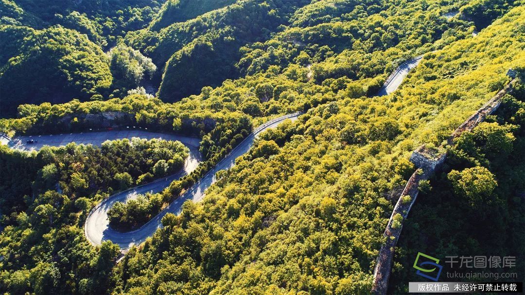 云蒙山风景区内有一条环山公路，全长约7公里，景色秀丽，亦称橙公路。公路四周山峦起伏，峡谷峭岩跌宕，河道石貌多姿。走在最美七公里橙公路上，俯身远望群山巍峨，峡谷幽深，体验别样风情，别样人生。