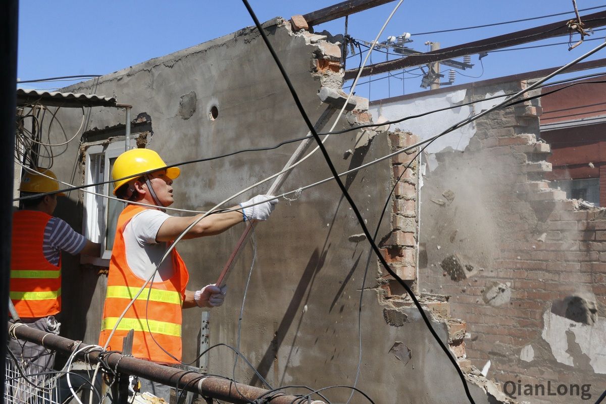 日前，大栅栏街道城管执法队队员依法对韩家胡同16号院内的200余平米违法建设依法予以拆除。图为拆除现场。2