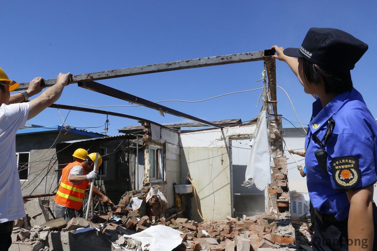 日前，大栅栏街道城管执法队队员依法对韩家胡同16号院内的200余平米违法建设依法予以拆除。图为拆除现场。3