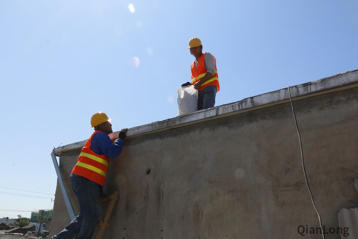 日前，大栅栏街道城管执法队队员依法对韩家胡同16号院内的200余平米违法建设依法予以拆除。图为拆除现场。4