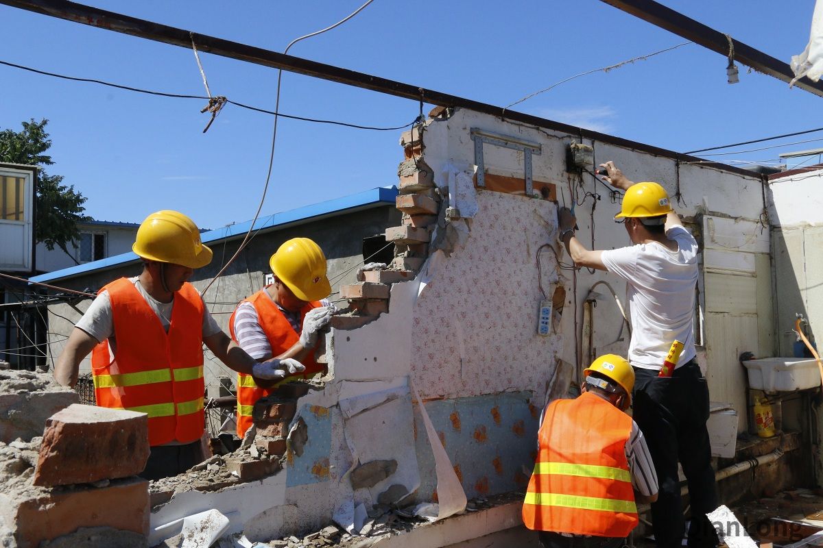 日前，大栅栏街道城管执法队队员依法对韩家胡同16号院内的200余平米违法建设依法予以拆除。图为拆除现场。5