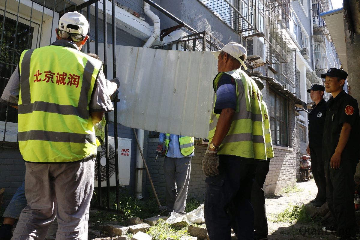 7月3日，随着新街口街道玉桃园社区玉芙胡同12号小区最后一处私搭乱建拆除，该小区14处铁棚子、6处砖混、共计100多平米的私搭乱建全部被拆除，该小区实现了“零违建”。图为拆除现场。1