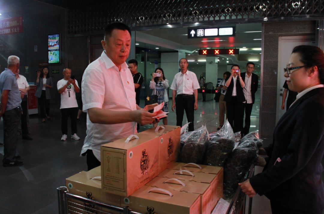 北京工美集团有限责任公司党委书记、董事长李节带头购买帮扶义卖农产品