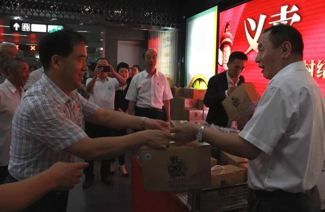 北京工美集团有限责任公司党委副书记、监事会主席甘学荣带头购买帮扶义卖农产品