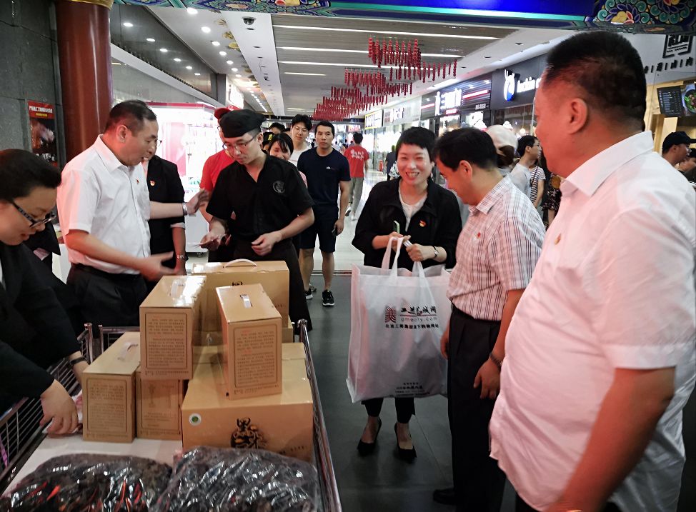 党员帮扶爱心农产品义卖1