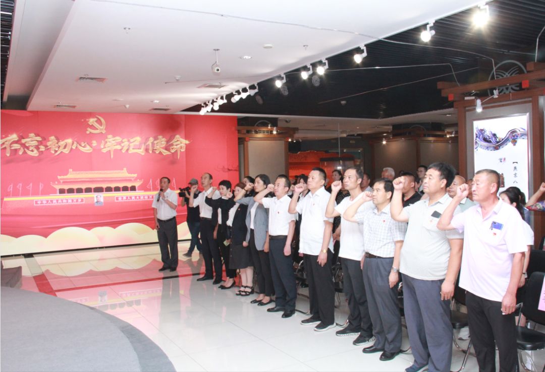 党员宣誓重温入党誓词