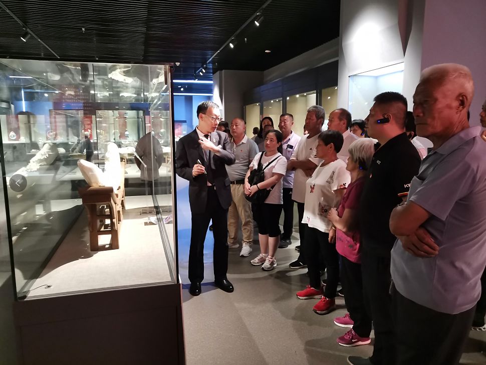 参观《“不忘初心、牢记使命”——讲好中国故事 弘扬工匠精神》红色专题展