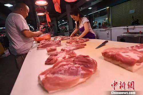 民众在菜市场选购猪肉。<a target='_blank' href='http://www.chinanews.com/'>中新社</a>记者 武俊杰 摄 民众在菜市场选购猪肉。<a target='_blank' href='http://www.chinanews.com/'>中新社</a>记者 武俊杰 摄