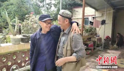 张永进和畜牧干部。 点击进入下一页