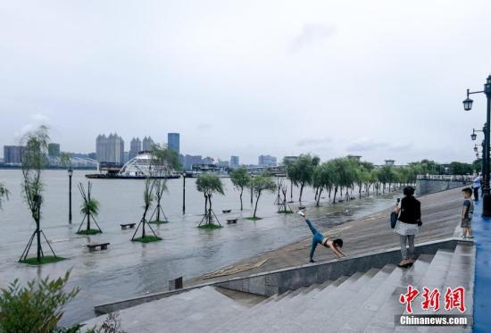 7月12日，长江武汉关水位突破25米设防水位。武汉市已于当日启动防汛应急四级响应，各项防汛准备工作就绪。近日，长江流域连续遭遇强降雨，特别是洞庭湖、鄱阳湖降雨偏多。受上游来水和区间降雨影响，武汉市长江、汉江及连江支流水位持续上涨。图为江水以淹没汉口江滩亲水平台。<a target='_blank' href='http://www.chinanews.com/'>中新社</a>记者 张畅 摄