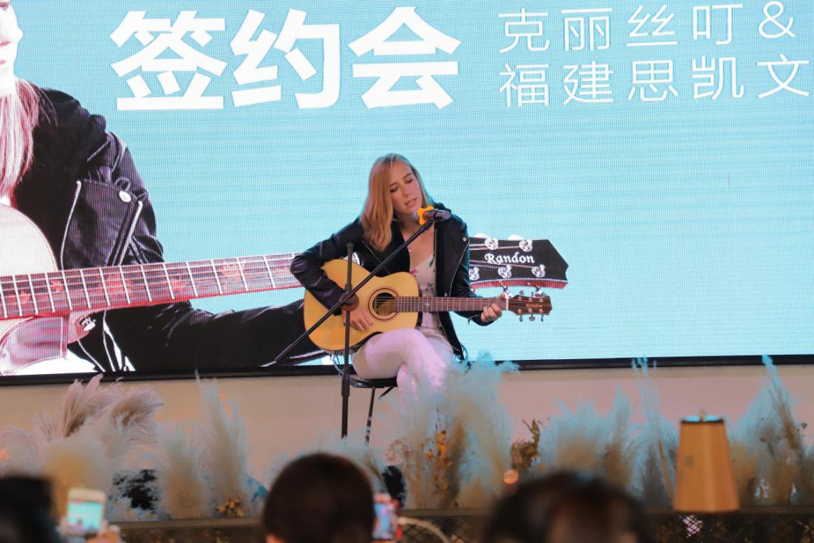 《一百万个可能》原唱外籍歌手克丽丝叮签约思