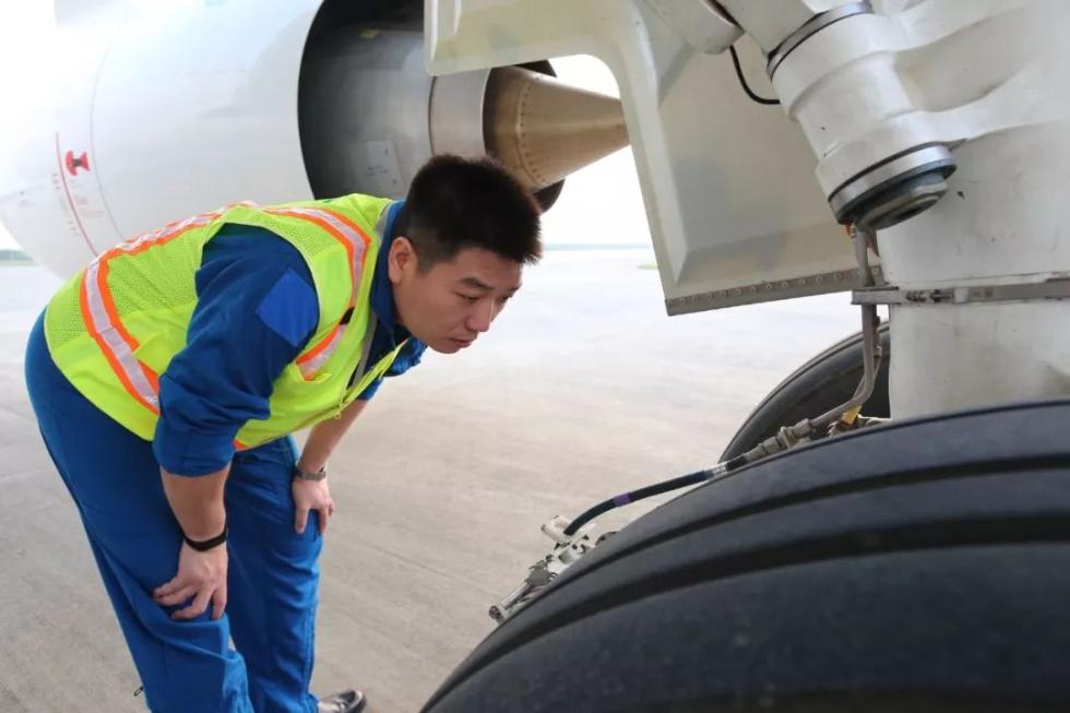 C919第三架成功转场，驾驶舱高清大图来了