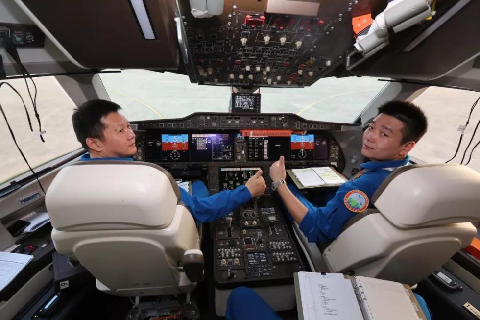 C919第三架成功转场，驾驶舱高清大图来了