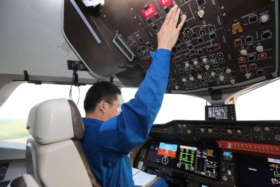 C919第三架成功转场，驾驶舱高清大图来了
