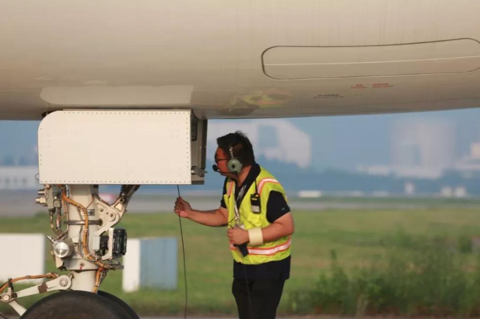 C919第三架成功转场，驾驶舱高清大图来了