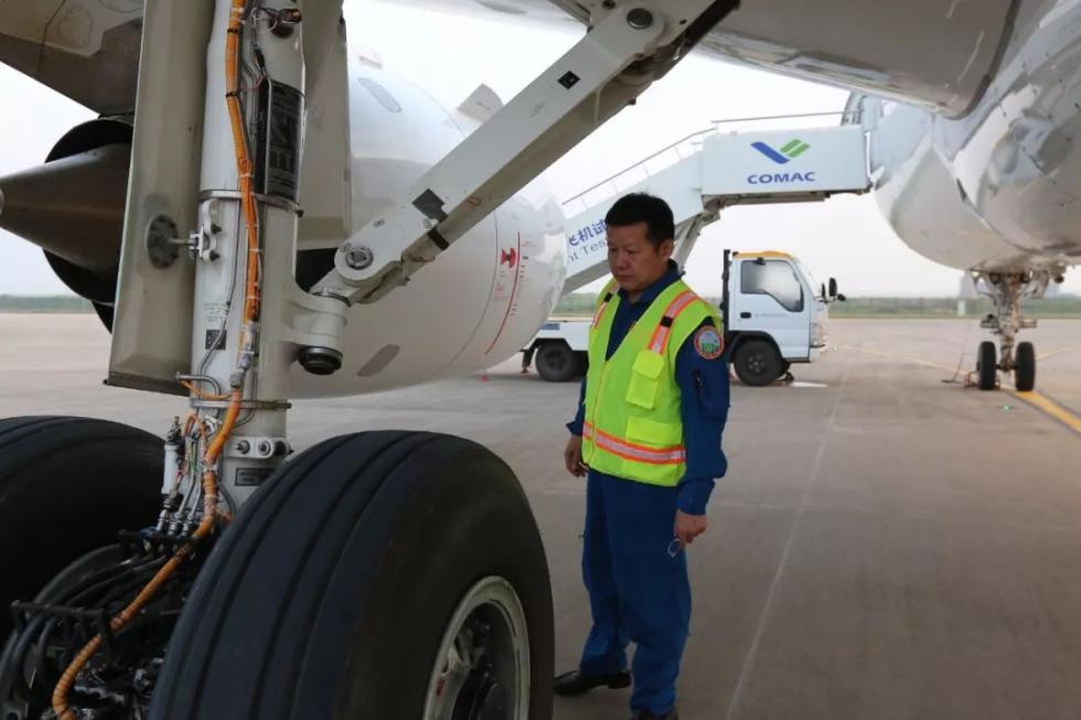 C919第三架成功转场，驾驶舱高清大图来了