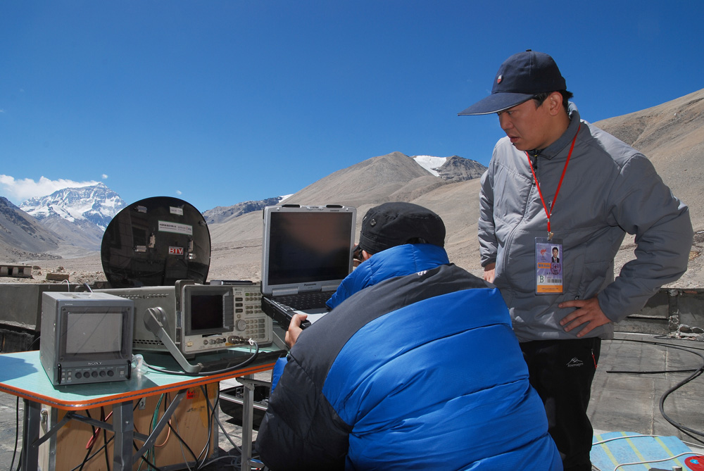 2008年为奥运圣火珠峰传递提供视频转播和通信保障