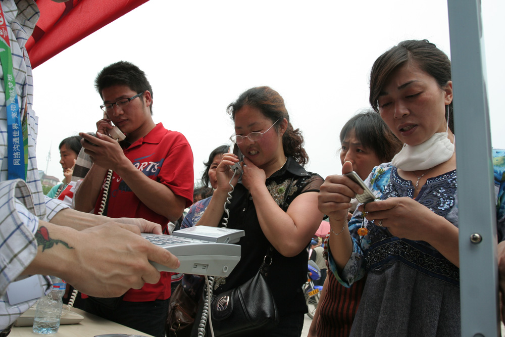 为灾民开通免费卫星电话