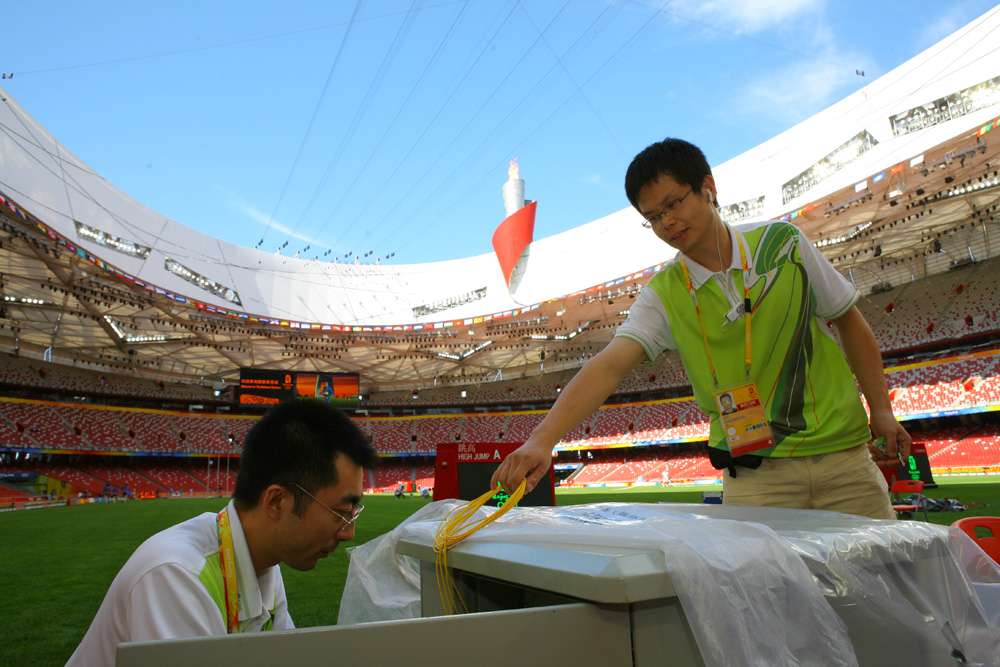 通信技术人员在奥运会主会场进行通信保障
