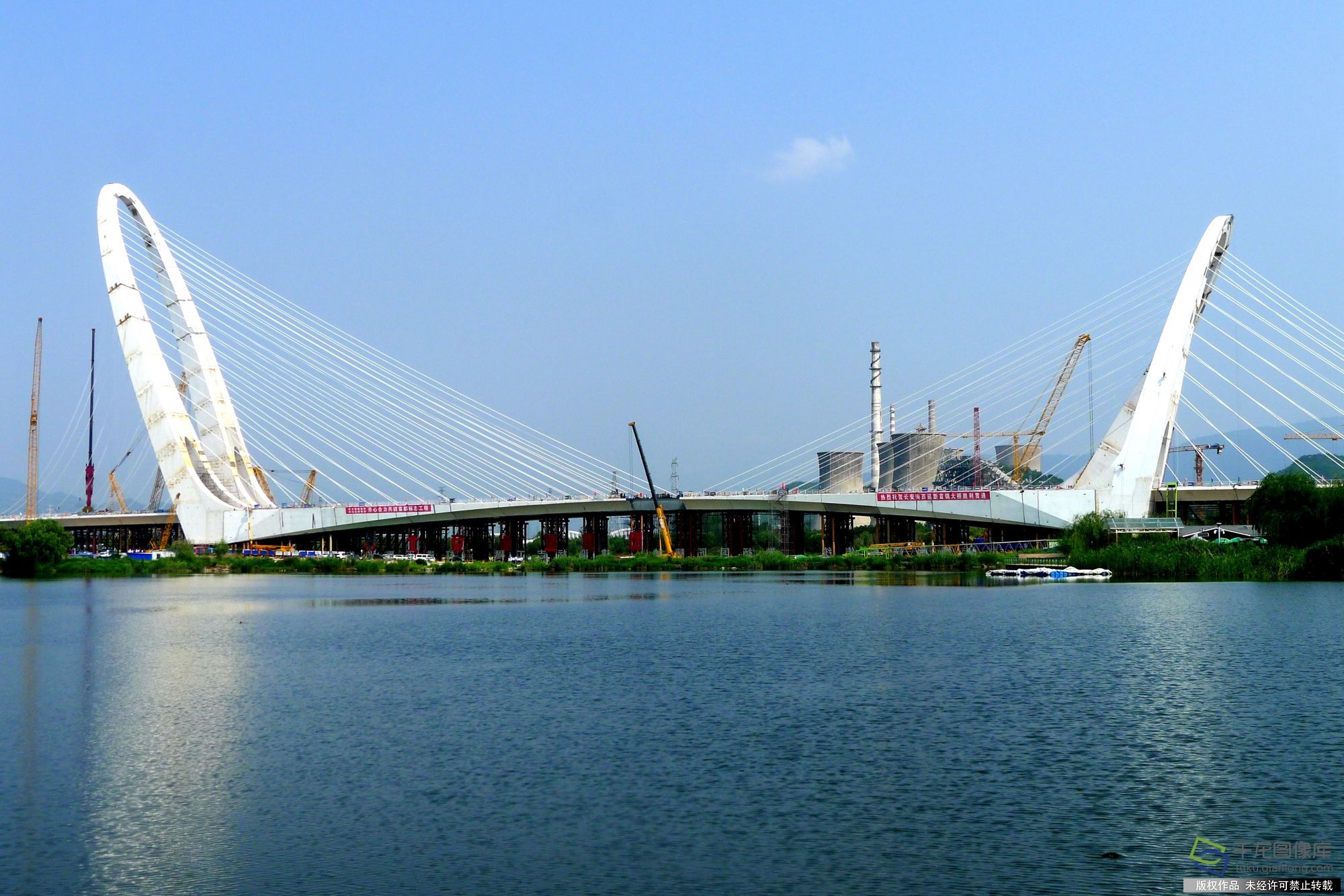 2019年8月1日，北京长安街西延新首钢大桥实现了钢梁贯通。贺路启摄 千龙网发