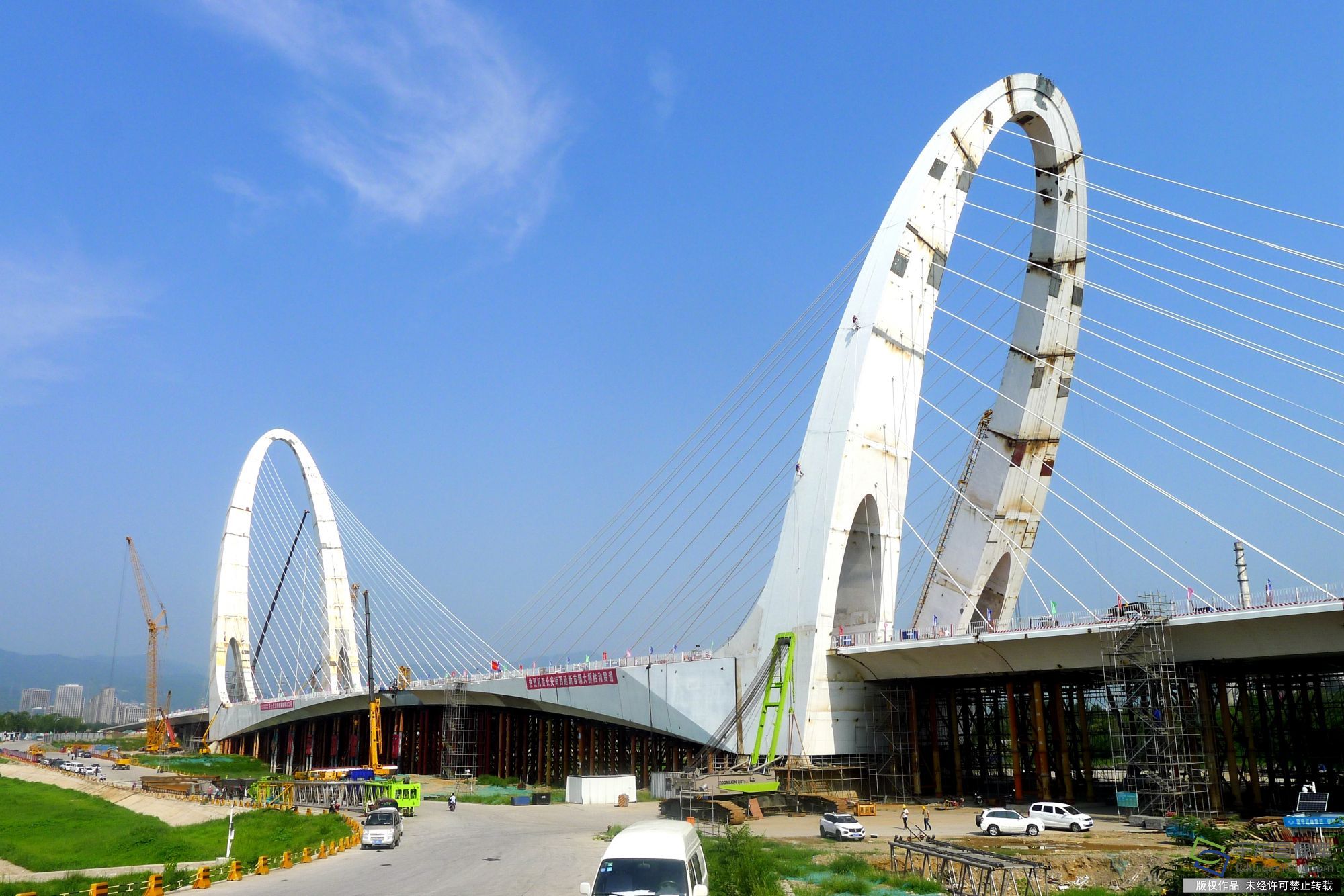 2019年8月1日，北京长安街西延新首钢大桥实现了钢梁贯通。贺路启摄 千龙网发