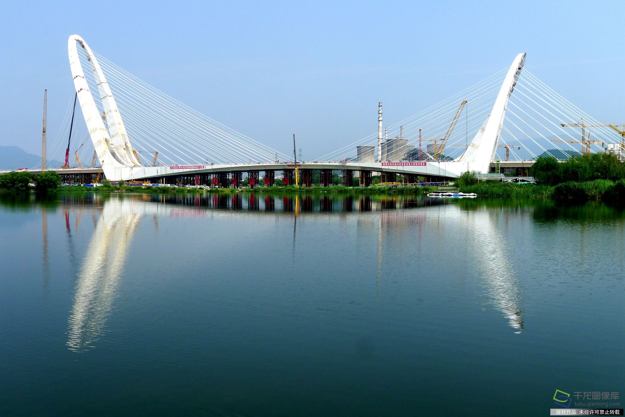 2019年8月1日，北京长安街西延新首钢大桥实现了钢梁贯通。贺路启摄 千龙网发