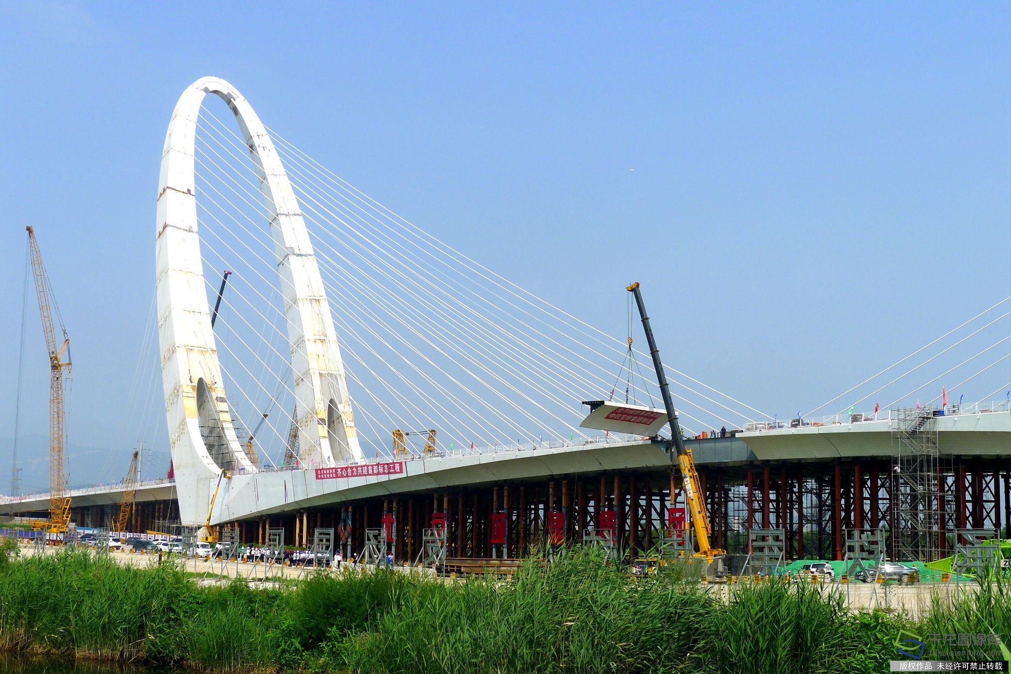 2019年8月1日，北京长安街西延新首钢大桥实现了钢梁贯通。贺路启摄 千龙网发