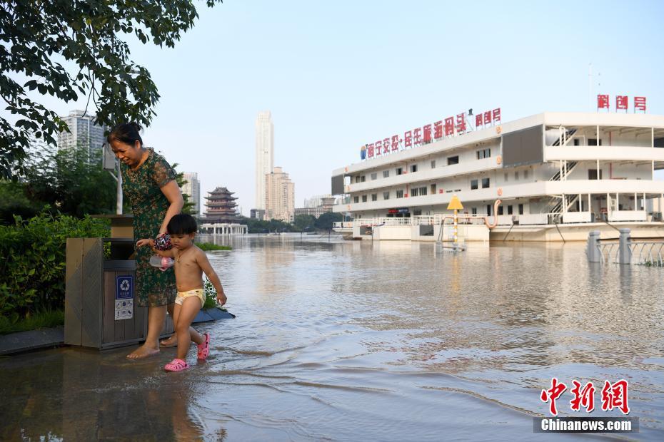 广西南宁城区江水暴涨 两岸步道被淹没