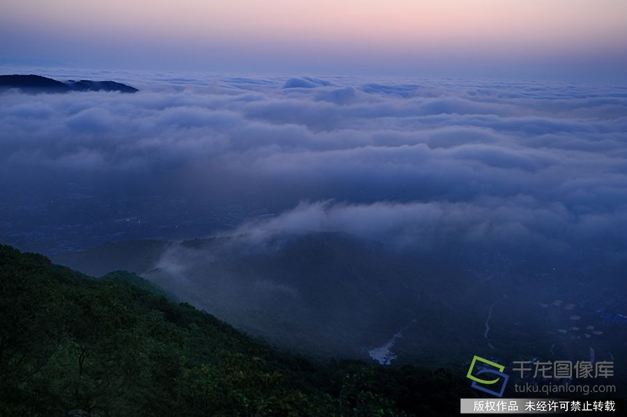 2019年7月30日凌晨，香山上空出现壮观云海。赫东林摄 千龙网发