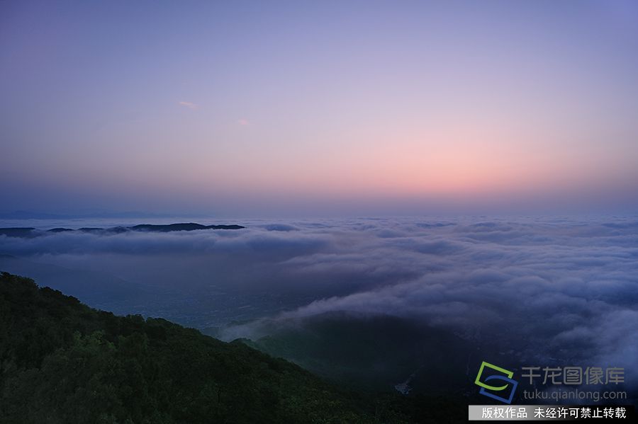 2019年7月30日凌晨，香山上空出现壮观云海。赫东林摄 千龙网发