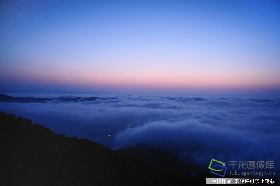 2019年7月30日凌晨，香山上空出现壮观云海。赫东林摄 千龙网发