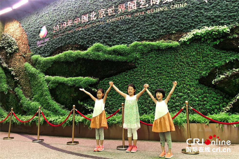 中国馆总展览面积15000平方米，分为四大展区，包括中国各省区市园艺产业成就展区、中国生态文化展区、中国园艺类高校及科研单位科研成果展区、中国非物质文化遗产插画艺术展区。图为中国馆入口大厅，游人争相拍照。 摄影 程亚惠
