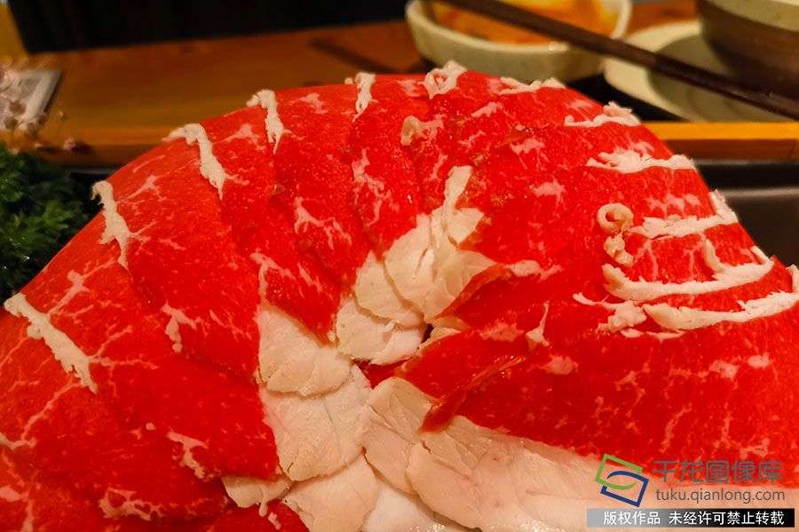 立秋到，贴秋膘。天凉以后，人们应该多吃些肉食，补充因伏天食欲差、流汗多而带来的亏虚，提高免疫力。（资料图 2019年4月30日，北京某火锅店菜品，王丹枫摄 千龙网发）
