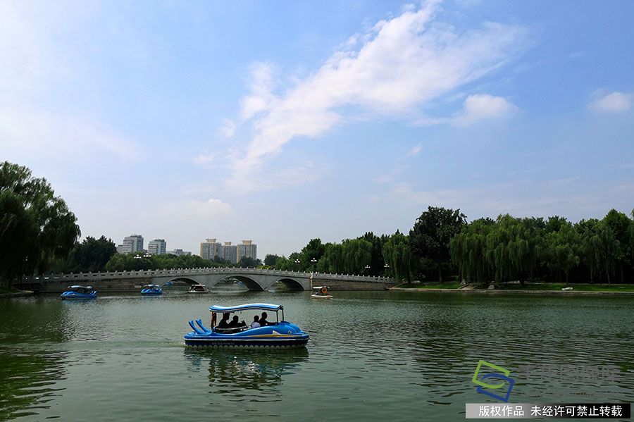 虽然暑热一时难消，但天气渐凉已是大势所趋。送夏迎秋，你准备好了么？（图为2019年8月7日，北京天气晴好，陶然亭公园在蓝天白云衬托下，美不胜收。贾青摄 千龙网发）