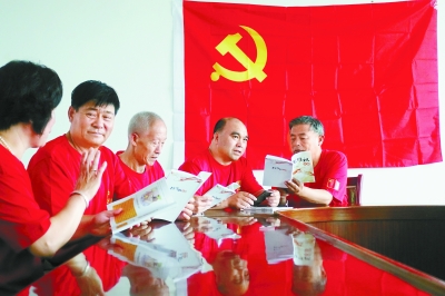 养老院的党员们每月一次的党支部学习雷打不动。
