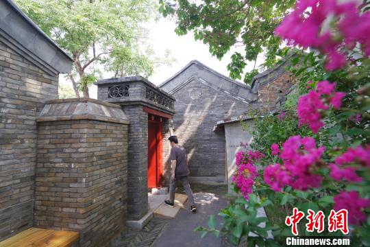 修旧如旧是北京老城保护、老胡同更新的理念。2019年盛夏时节，在北京市东城区雨儿胡同内，能看到已经修缮完成的院落使用了现代新式建材和老砖、老材料和老构件。　中新社记者 贾天勇　摄