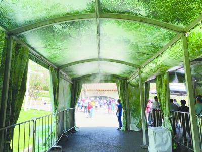 中国馆450平方米的绿色遮阳棚为游客带来清凉