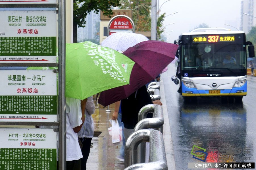 今天白天北京阴有小雨，立秋后天气渐渐转凉，北京常年入秋时间在9月9日，秋天不远了。贺路启摄 千龙网发