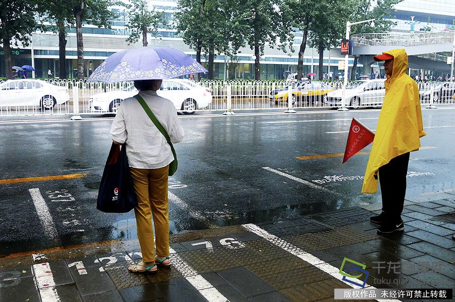 今天白天北京阴有小雨，立秋后天气渐渐转凉，北京常年入秋时间在9月9日，秋天不远了。贺路启摄 千龙网发